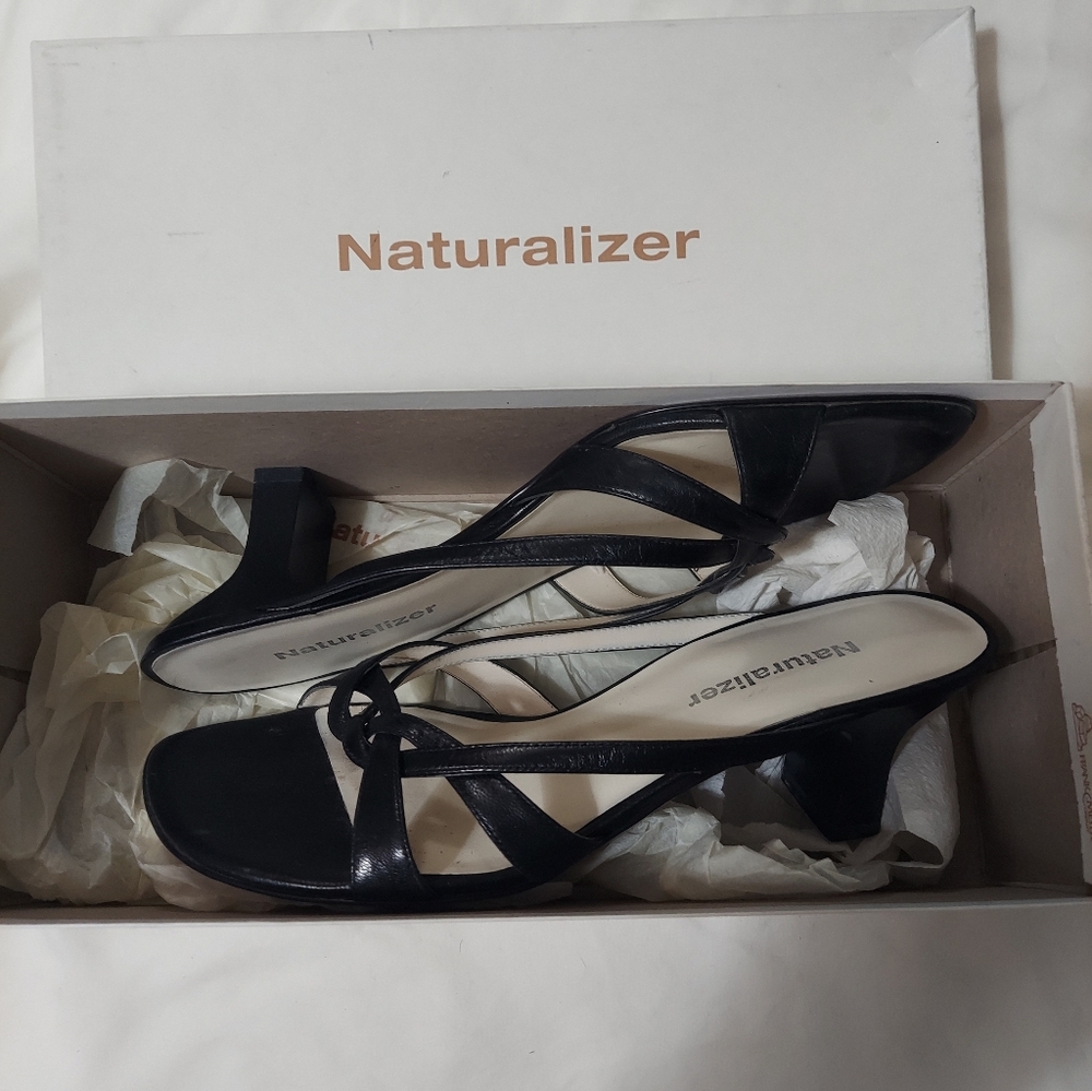 Naturalizer Seductive Black Leather Heels Sz 8 Low Heel